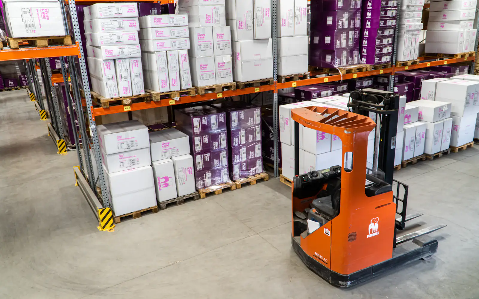 Forklift ile palet elleçlenen depo alanı